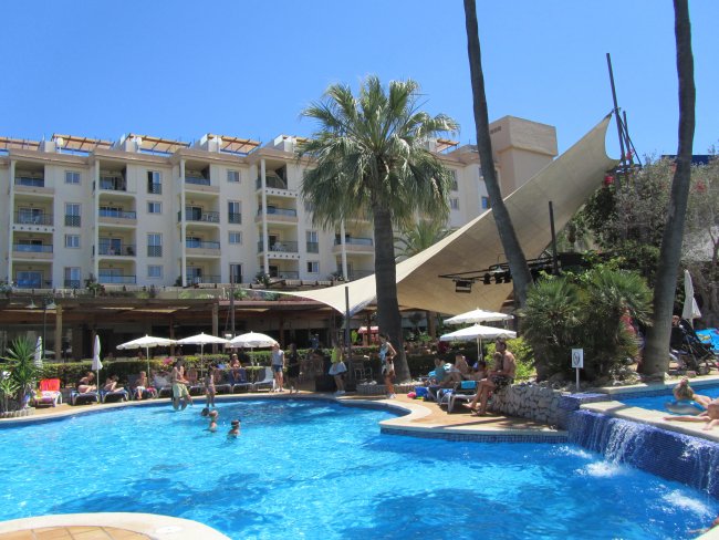 Der Pool mit großen Sonnensegel nebenan 