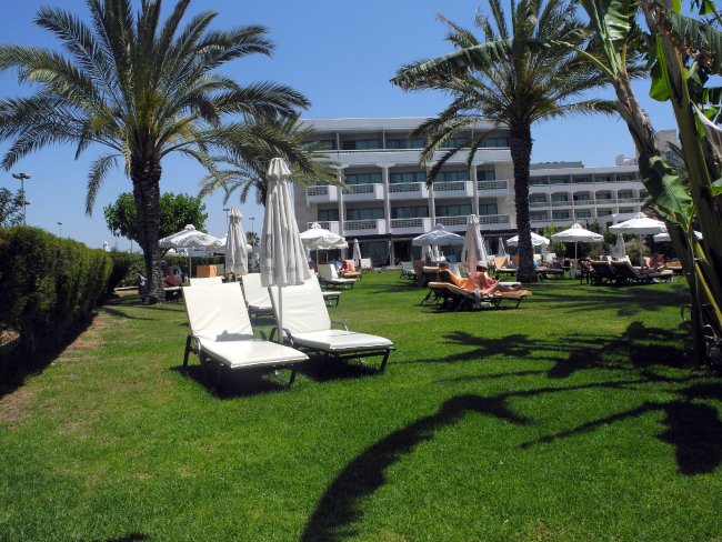 Sehr großer und schöner Garten | Hotelbild Hotel Constantinou Bros
