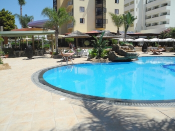 Blick über den Pool