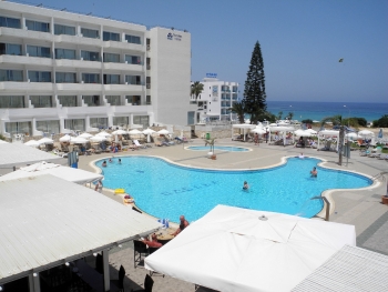 Blick über den Pool