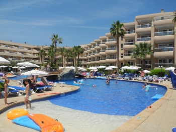 Hotelgebäude und Pool