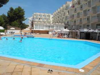 Hotel und Schwimmbecken