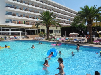 Blick auf das Hauptgebäude und den Pool