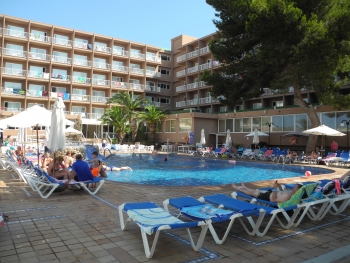 Blick auf das Hauptgebäude