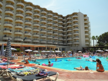 Blick auf Hotel und Pool