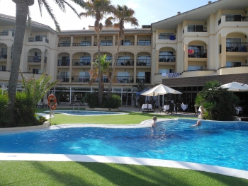 Hauptgebäude und Pool