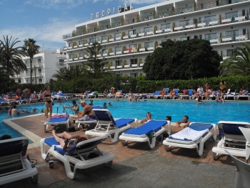 Poolbereich und Hotelgebäude