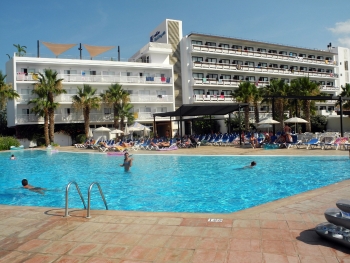 Haupthaus und Pool