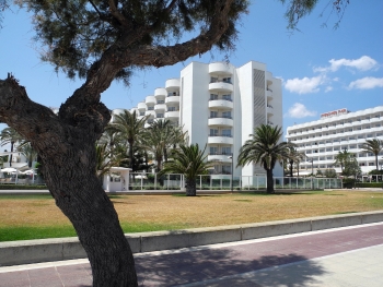 Hotelaußenansicht vom Strand aus