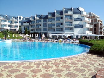 Wohngebäude und Pool