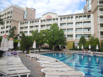 Wohngebäude und Pool