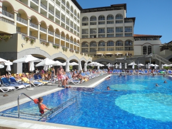 Hotel und Pool Hotel und Pool