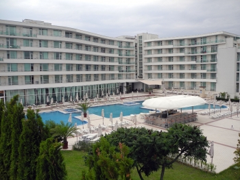 Gebäude und Poolbereich