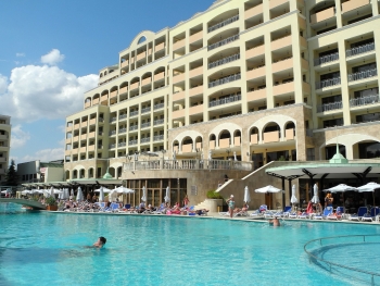 Hotel und Pool Hotel und Pool