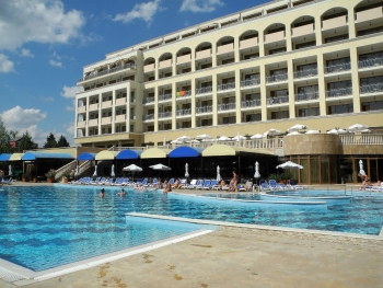 Hotelgebäude und Pool