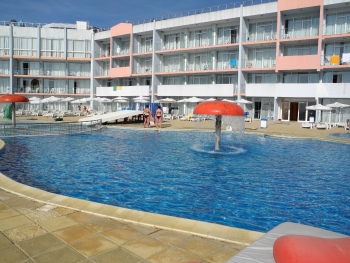 Pool und Gebäude