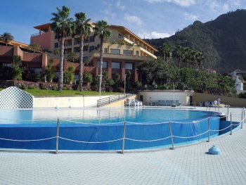 Hotel und Pool