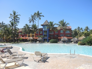 Pool und Wohngebäude Pool und Wohngebäude