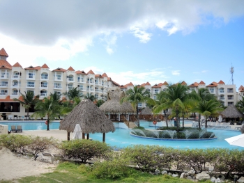 Blick über den Pool und das Hauptgebäude Blick über den Pool und das Hauptgebäude