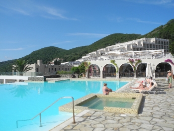 Blick über Pool auf das Hauptgebäude