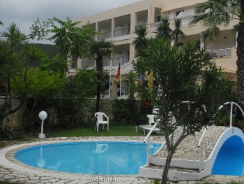 Hauptgebäude und Pool