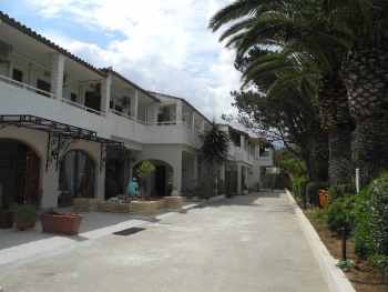 Längliches, niedriges Hauptwohngebäude