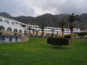 Garten um das Gebäude