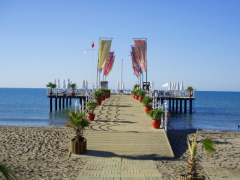Holzdeck im Meer