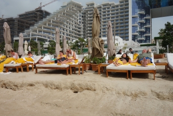 Hoteleigene Liegen und Schirme