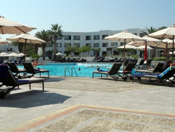 Poolbereich mit Liegen