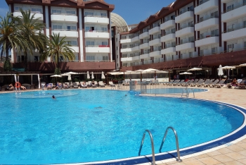 Hotel und Pool