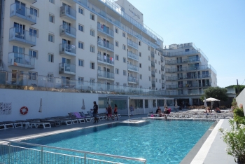 Mittelgroßes Gebäude