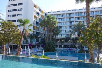 Hotel und Pool Hotel und Pool