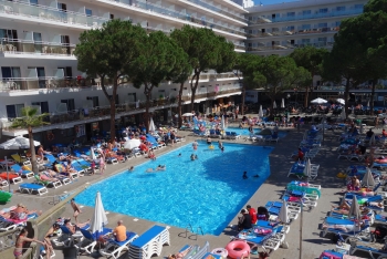 Hotel und Poolbereich