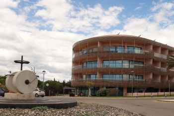 Dreistöckiges Gebäude