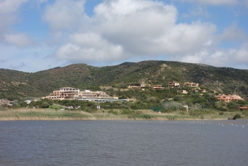 Lage hinter einem strandnahen See