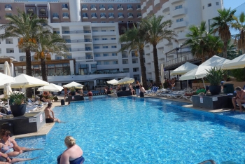 Hotel und Pool