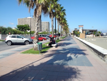 Straße und Promenade vor dem Hotel