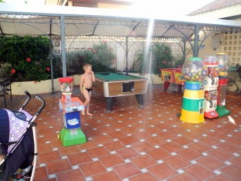 Spielbereich am Pool