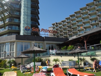 Grünfläche vor dem Hotel