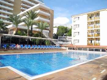 Neun Pools auf der Anlage