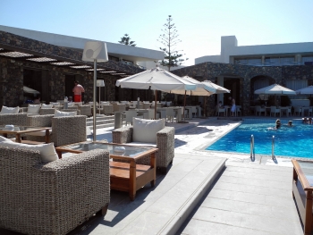Sitzbereich an der Poolbar