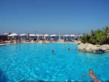 Großer Swimmingpool