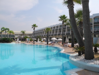 Poll und Hotelgebäude
