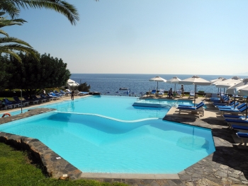 Hotelpools mit Meerblick