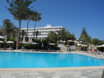 Hauptgebäude und Pool