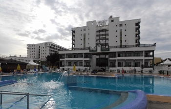 Hotel und Pool