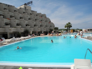 Zwei große Schwimmbecken