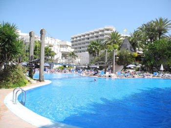 Hängebrücke über den Pool