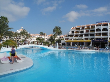 Weiße Treppe über dem Becken